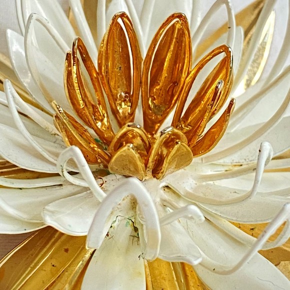 Sarah Coventry Brooch 1960s Gold Tone And White Enamel Water Lilly Flower - Picture 5 of 10